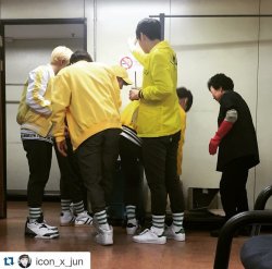 astrofantastic:  [160227 ICON_X_JUN INSTAGRAM UPDATE](choreographer for ASTRO’s instagram page) 선배 가수분들 모두 나가시고 난 뒤 청소아주머니께서 쓰레기 치우시다가 쓰레기를 쏟았는데 모두 뛰어가서 도와드리는