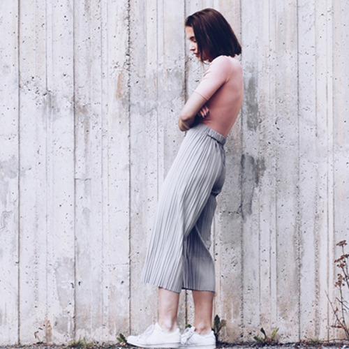 Grey Elastic Waist Pleated Pant