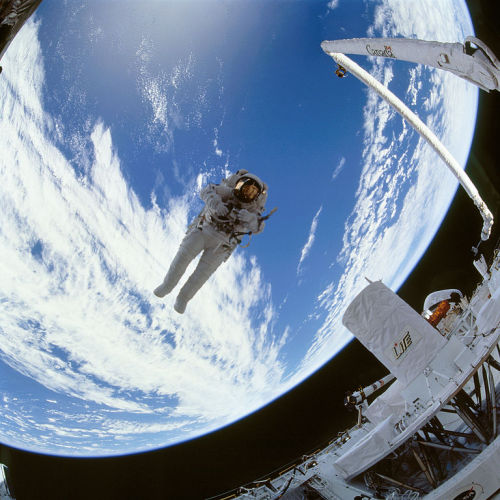 Mission Specialist Carl Meade drifts over Discovery&rsquo;s playload bay in a test of the SAFER back