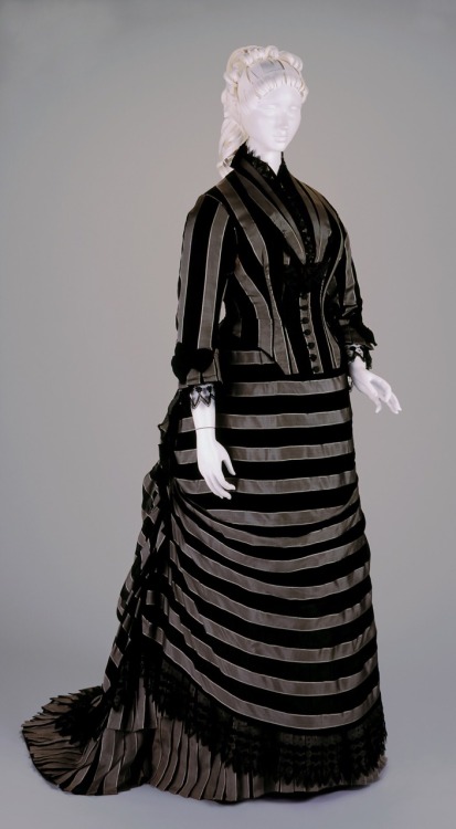 ravensquiffles: Reception dress Silk c. 1877 Cincinnati Art Museum