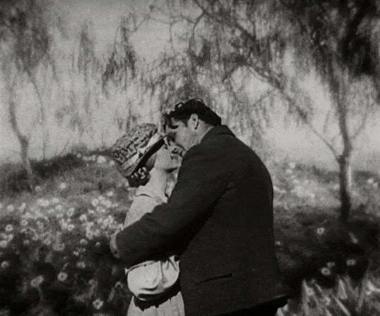 A Kiss that stops traffic.Sunrise: A Song of two Humans (1927)