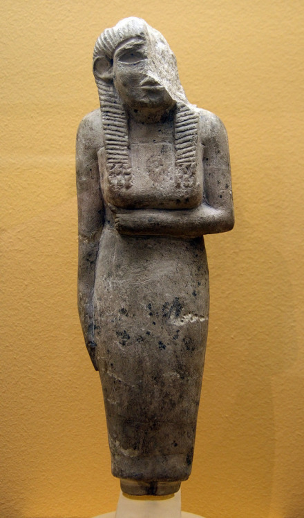 Ancient Egyptian limestone statue of a woman.  Artist unknown; Protodynastic/Naqada III period (ca. 