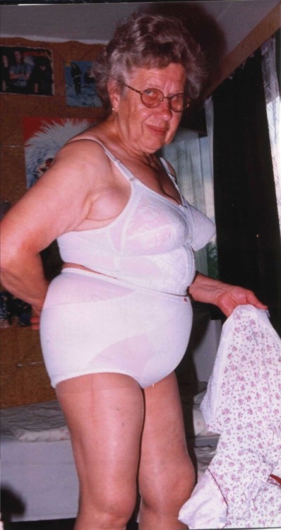 Sex This hot granny looks great in lingerie. pictures
