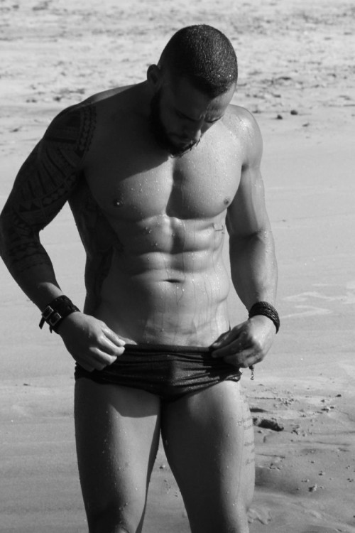 decejossecretos:    DIEGO TAVARES   Diego Tavares é musico do Grupo de Pagode Zona Sul, que em 2010 ganharam o tão concorrido Garagem do Faustão. Por sua beleza se destacar nas horas vagas atua como modelo em sua cidade e regiões. Na pele de um surfista