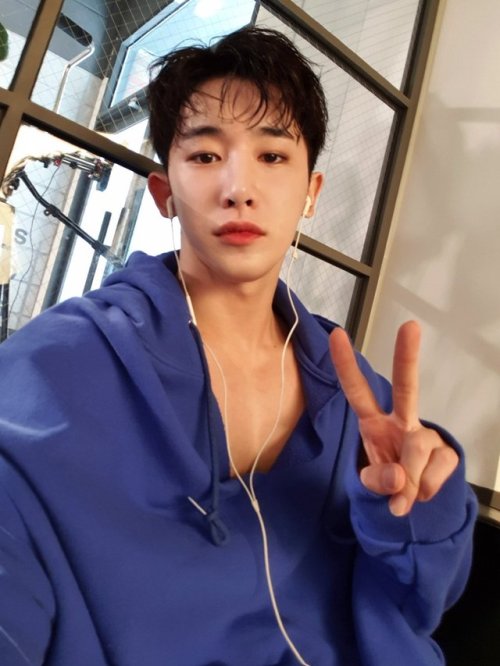 fymonsta-x: @OfficialMonstaX: [#원호] 몬베베 저녁챙겨먹었죠?? [#WONHO] Monbebe you’ve had dinner right?? t