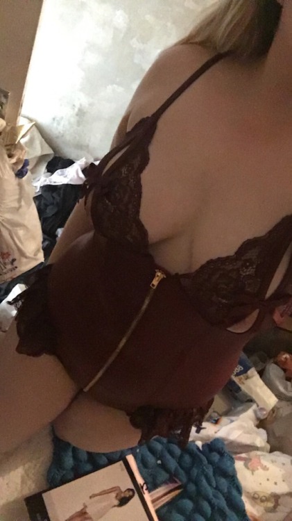 pricklyheart:Pls ignore my shithole of a bedroom (and im wearing undies underneath for hygiene purpo