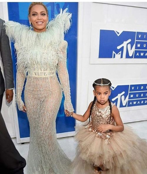 @beyonce and Blue Ivy pose for a quick pic at the @mtvvmaofficial they are both wearing @maisonfranc