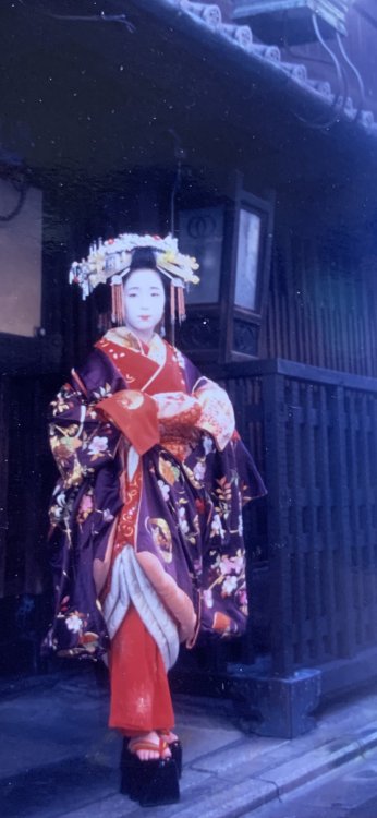 April 1999:  Aoi-tayuu in 1999, age 12, debuting as the Furisode-tayuu of the Wachigaiya okiya, most