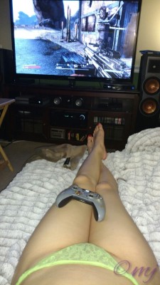 nakedgamer:  Reunited with an old love, Borderlands for XBOX  Photo @mischievousjay