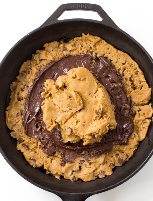 foodffs:  PEANUT BUTTER CHOCOLATE SKILLET COOKIE Really nice recipes. Every hour. Show me what you cooked!