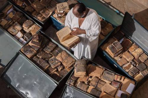 ancientorigins:Abdel Kader Haidara, the librarian who saved Timbuktu´s ancient cultural treasu
