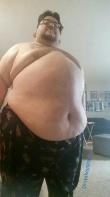 foxxy34:  drspikeysinger:  Tummy Tuesday in my bear sweats.  Your body getting sexyER in every pic  always sexy