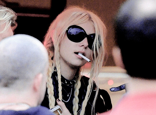 dearmomsen-deactivated20150515:  Cigaretts 
