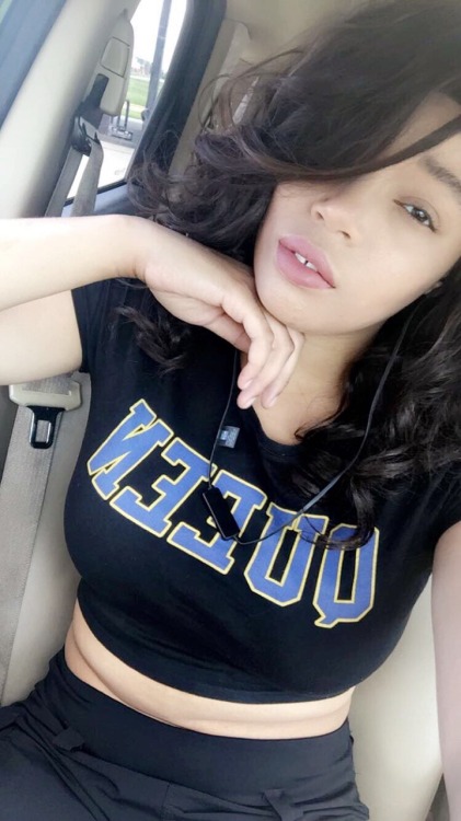 becausetyrasaidso:  I felt pretty today in my blue and gold 