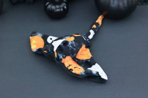 What a spooky sea flap flap, these stingrays love Halloween!⁠ ⁠ These are handmade using my stingray