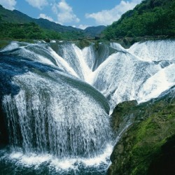 Tumble on (The Pearl waterfall, Jiuzhaigou