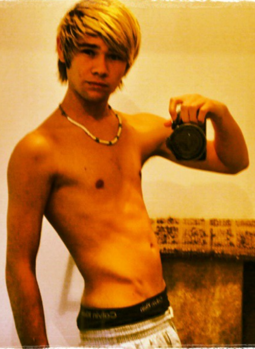 manniberlin:  boyperfection101: Sebastian Rhodes (2/4)  Selfie boy XXL 