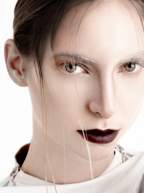 marendemant:  WHITE ROOM Clothes: Sarah Mense Model: Svenja Hair and Make Up: Evi Steffen Assistant: