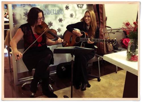 <p>This is one of the best things about being a musician - playing music for people who need a little song in their hearts. Thank you to @davinialeeme for having us at the #sarahcannon center this morning. Fun fact, see all the beautiful holiday decorations on the wall behind me? Most of that flocking ended up on my butt. #merrychristmas #cancersucks #meganandmarysue  (at Sarah Cannon Cancer Center)</p>