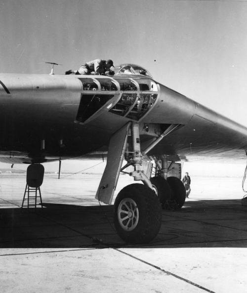 The Northrop YB-49 “Flying Wing” (1947) via Luis CesarMore Airplanes here.