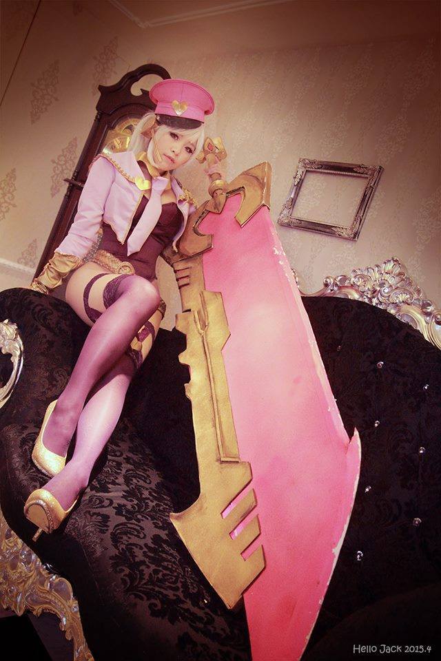 league-of-legends-sexy-girls:  Riven Cosplay 