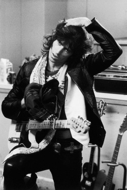 itsonlyrollingstones:  Keith Richards backstage in the tuning room during the Rolling Stones’ 1975 Tour of the Americas. Photo by Christopher Simon Sykes. 