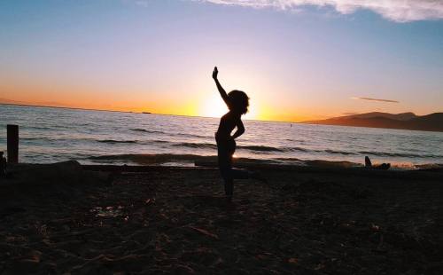 &ldquo;casually Lion King-ing my phone on a beach? #thecircleofwifi&rdquo; by @abbyatthemome