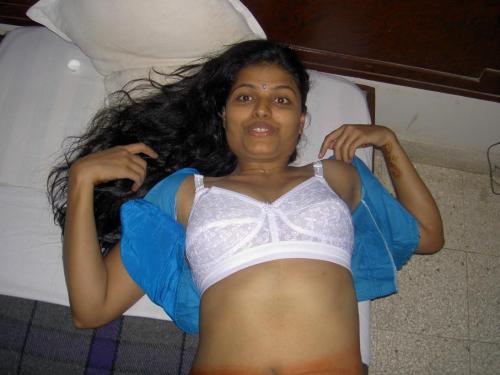 desiaunties4you:  Sexy but non-nude photos of Arpitha, desi housewife