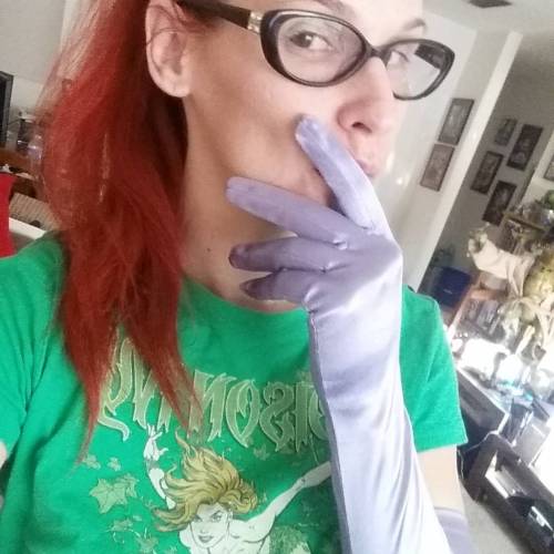 chrissydaniels:  Thank you for the pretty purple opera gloves GloveJim!!! 