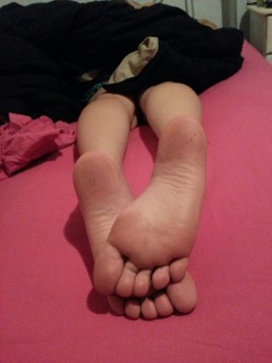 feetplease:  Lovely amateur soles.  (source unknown) 