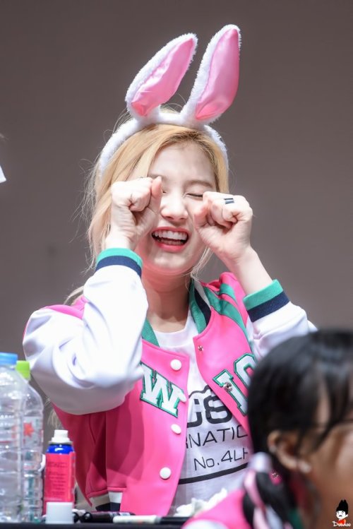 fyeah-twice:  ©두두⎟Do not edit or remove logo.  1 2 3