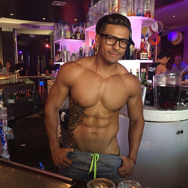 gayweho:  He want to serve you too #mickysweho https://t.co/SzmC0rIFbW http://t.co/FuAU4BxNME