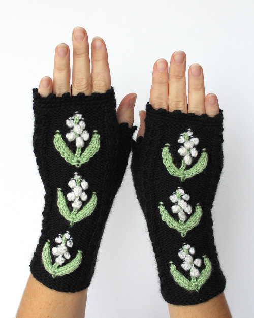 meloyhaberman: sosuperawesome: Fingerless gloves by nbGlovesAndMittens on Etsy • So Super Aweso