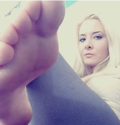 g1–nca-h:  #sexyfeet #crushed #footcrush #foot #footkissing #footsucking