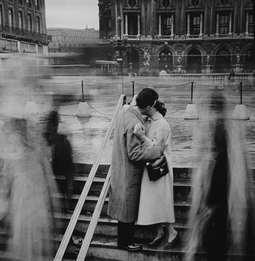 fewthistle:A Moment in Time. Paris. 1950.Photographer: Robert Doisneau