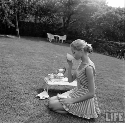 Vikki Dougan has tea on the lawn(Nina Leen. 1952)