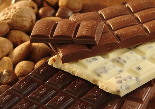 mysexywetworld:  foodishouldnoteat:  if you love food follow my blog!  Che voglia di cioccolata!  mmm