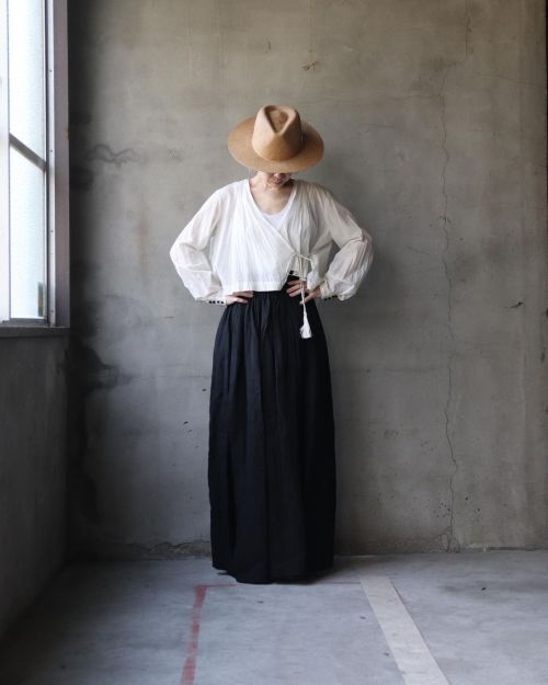 New arrivals&hellip;「 emic:etic 」Gathered long skirt / Blackheavy linen100 + short cache-cœurエミックエテ