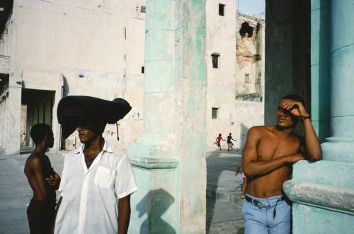 the-bureau-of-propaganda:Habana, Cuba. 1993 - Alex Webb
