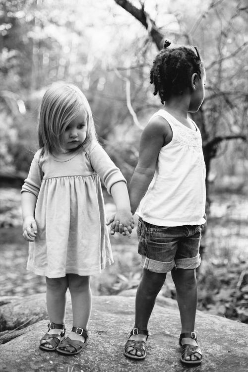 mymodernmet:  These Two Inseparable Sisters, Photographed by Mom Anna Larson, Show Love Knows No Bounds 