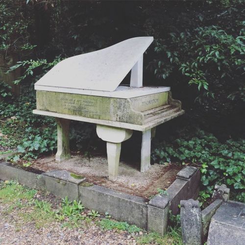 horrorcandybox:Highgate Cemetery, London.By HorrorCandyBox.