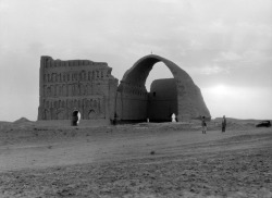  The Taq-i Kisrais a Sassanid-era Persian monument and the only visible remnant of the ancient city of Ctesiphon. It is the largest brick built arch in the world and located near the modern town of Salman Pak, Iraq. 