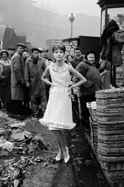 semioticapocalypse: Frank Horvat. Jours De France. Anna Karina et les Halles. 1959 [::SemAp Twitter 