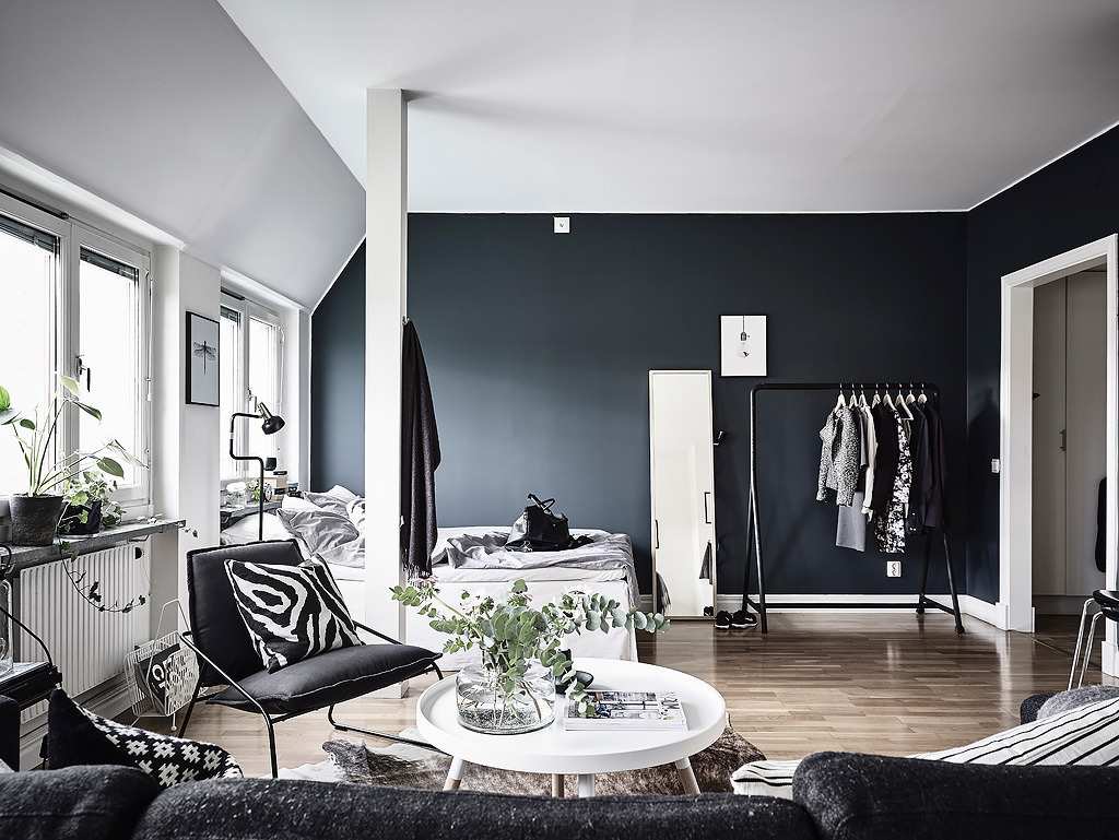 theminimalistpost:  http://oraclefox.com/2016/03/27/sunday-sanctuary-black-white-apartment/