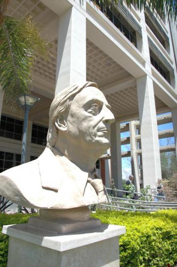 Busto en el Centro Cívico de San Juan. (Gracias @mariodarancibia)