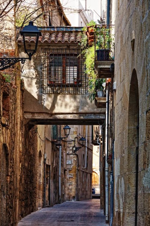 tselentis-arch:  Old Street, Tarragona, Spain [+] Photo: Rolde, via 