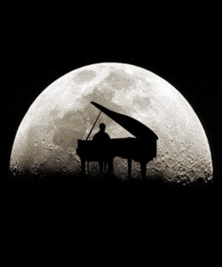 distantpassion:(…) no hay luna más hermosa que la que se refleja en tu mirar…Alejandro Sanz.