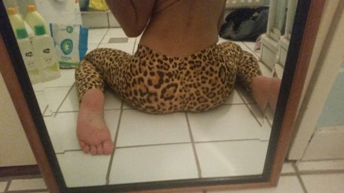 fearlessandecchi:  My booty and pussy.. it adult photos