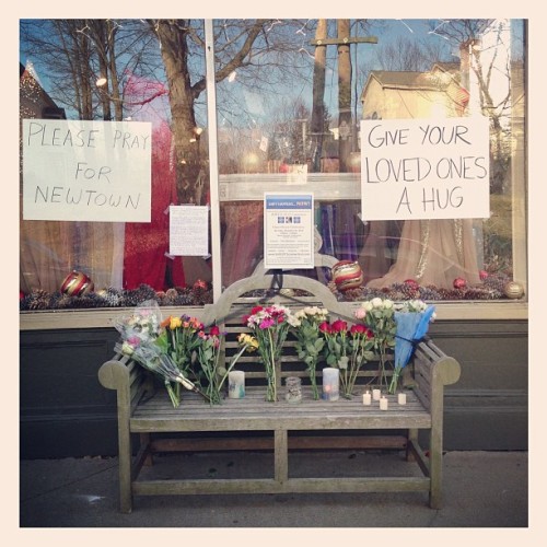 sebastienmicke:  Lot of pain and emotion here today in #sandyhookschool #sandyhookvillage #connecticut #prayfornewtown !!! So sad!!
