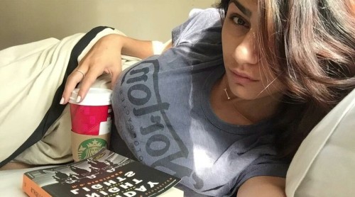 Porn photo boob-watcher:  Mia Khalifa is bae 